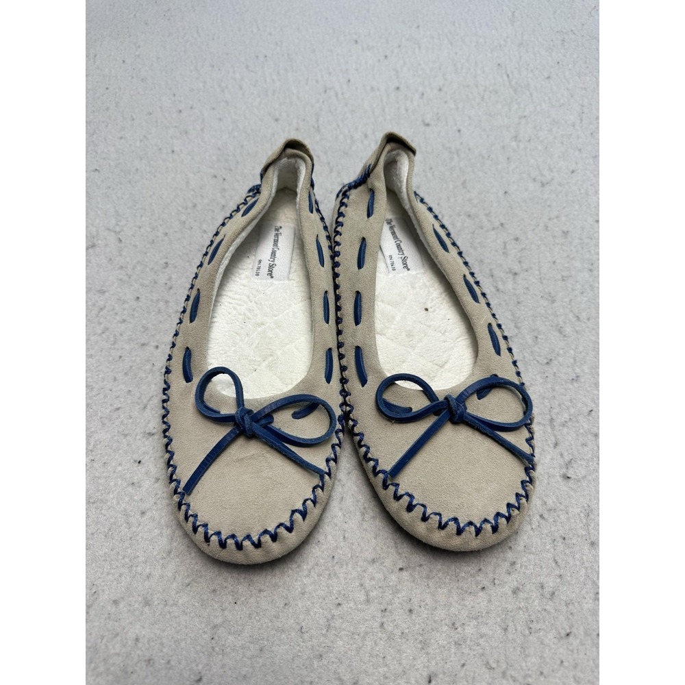 The Vermont Country Store Shoes Womens Size 7 Beige Suede Moccasin Slippers